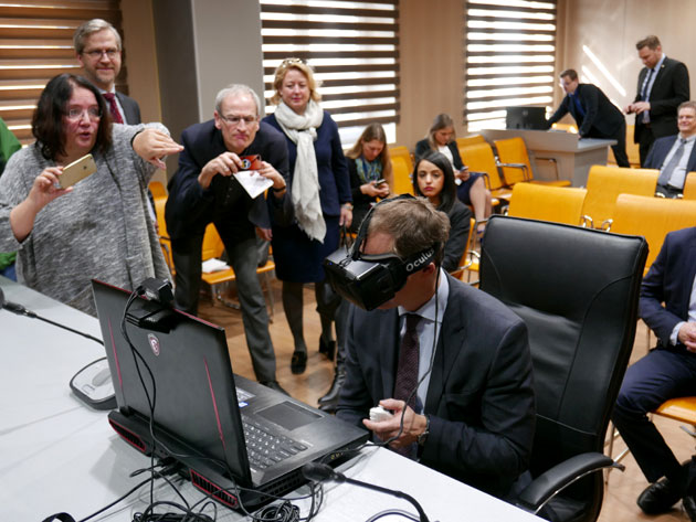 Virtual Reality - Michael M�ller in der Verkehrsleitzentrale von Moskau Foto Similitudo