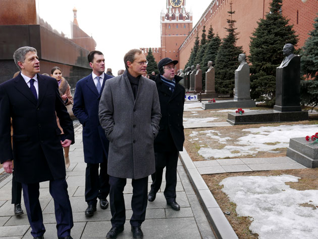 Michael Müller an der Kremlmauer in Moskau Foto Similitudo