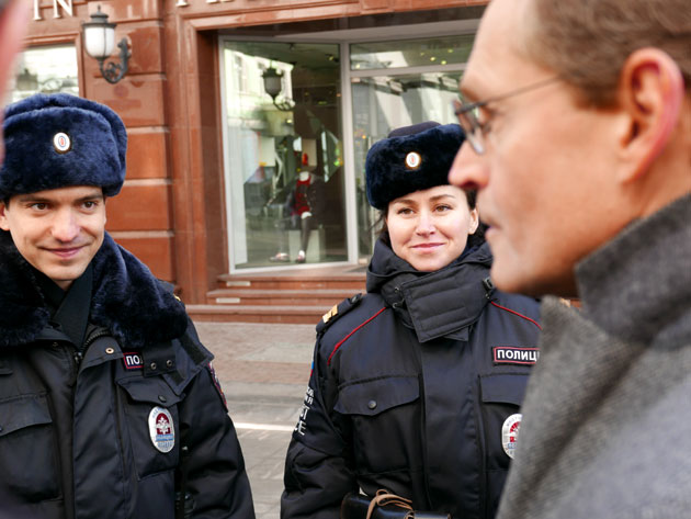 Moskauer Polizisten mit Michael Müller in Moskau Foto Similitudo