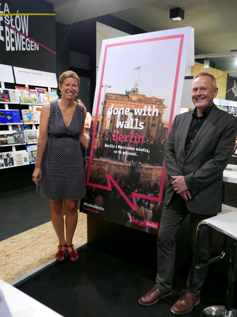 Ulrike Kind und Olaf Kühl am 20. Mai 2017 am Berliner Stand auf der Warschauer Buchmesse