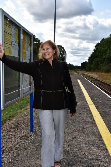 Rita Gombrowicz am Bahnhof Z�łwino