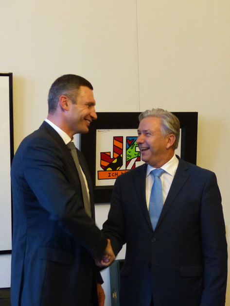 Witali Klitschko und Klaus Wowereit am 12. September 2014 in Berlin