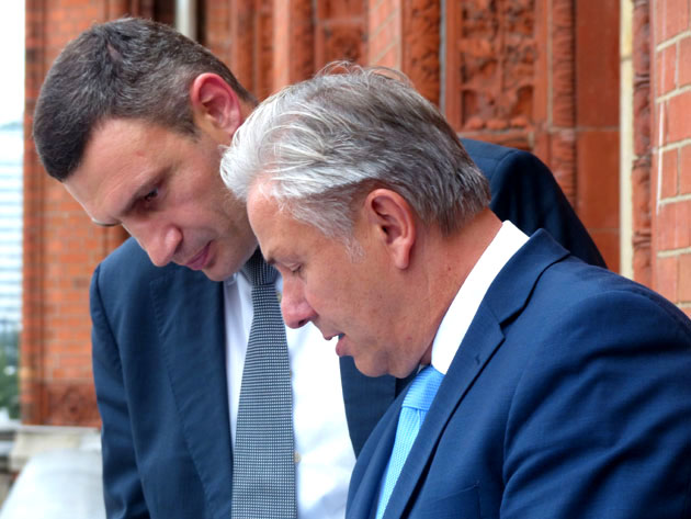 Witali Klitschko und Klaus Wowereit am 12. September 2014 im Berliner Rathaus