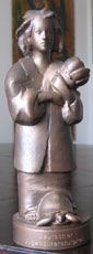 Momo Statuette