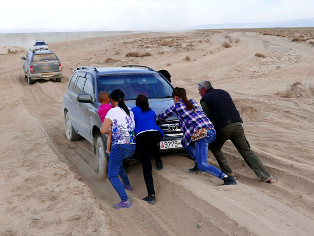 Autofahrt im Sand der Wste Gobi Foto Olaf Khl 2016