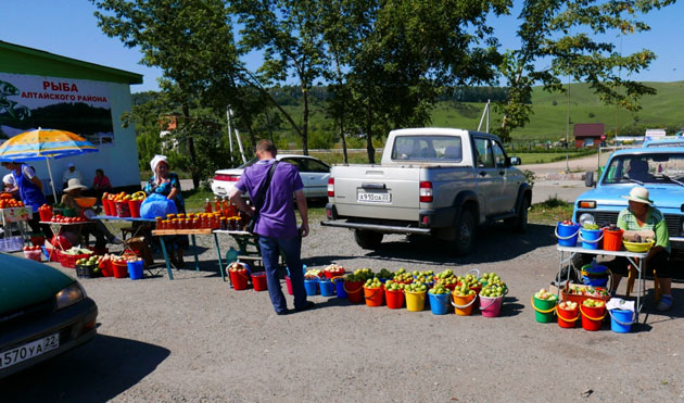 Markt im russischen Altaivorgebirge 2016 Foto Similitudo