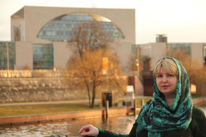 Polina Scherebzowa am 12. Mrz 2015 vor dem Bundeskanzleramt Foto Similitudo